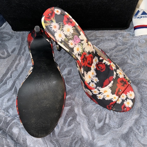 Cute floral print sandal heels. Size 8. Lightly worn. - Picture 2 of 2